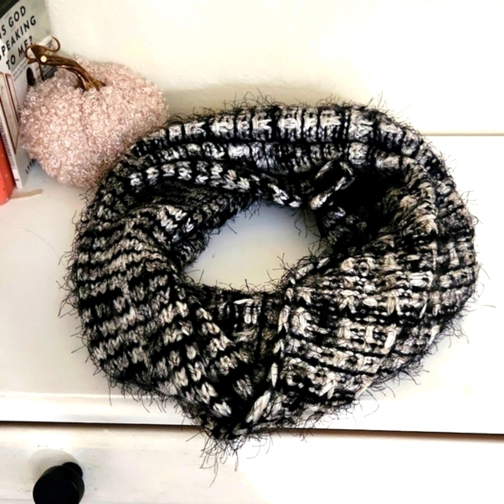 Vince Camuto  Infinity Scarf One Size fits all Contemporary Winter Cozy
